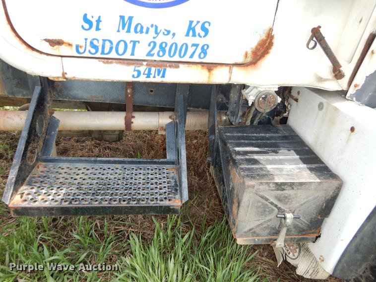 image for item DC0458 1993 Mack RD690S truck cab and chassis