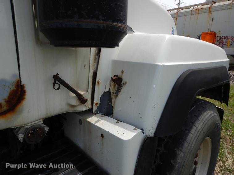 image for item DC0458 1993 Mack RD690S truck cab and chassis