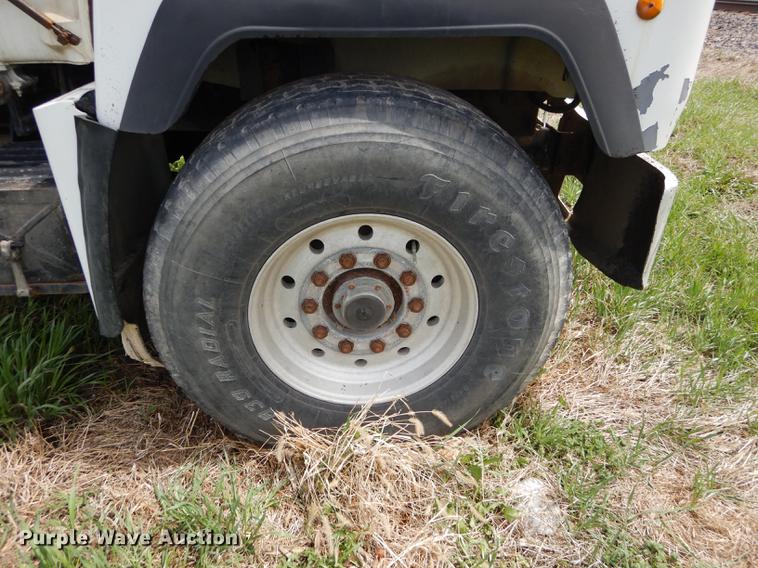 image for item DC0458 1993 Mack RD690S truck cab and chassis