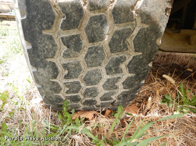 image for item DC0458 1993 Mack RD690S truck cab and chassis