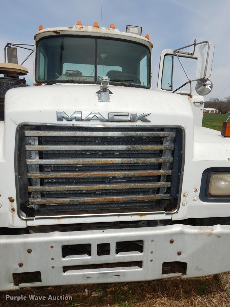 image for item DC0458 1993 Mack RD690S truck cab and chassis