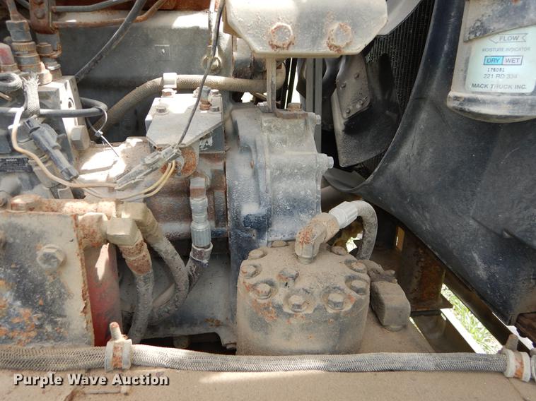 image for item DC0458 1993 Mack RD690S truck cab and chassis