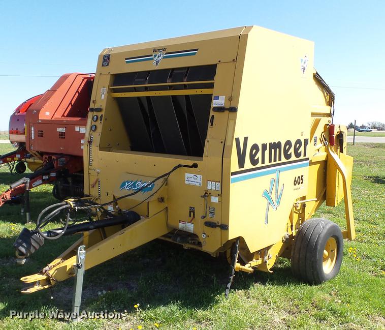 image for item DC4213 2001 Vermeer 605XL round baler