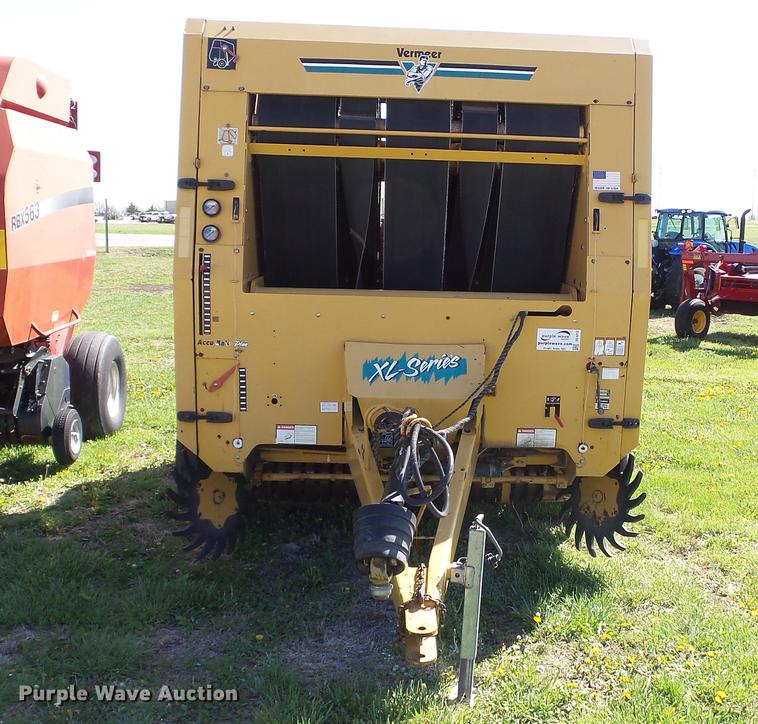 image for item DC4213 2001 Vermeer 605XL round baler