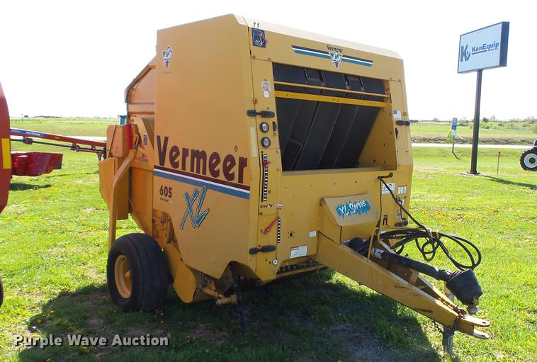 image for item DC4213 2001 Vermeer 605XL round baler
