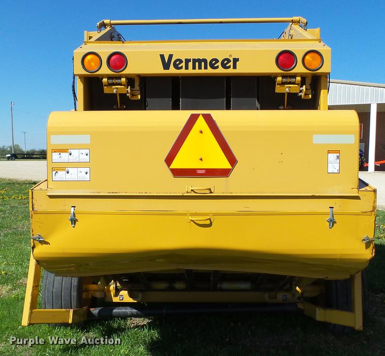 image for item DC4213 2001 Vermeer 605XL round baler