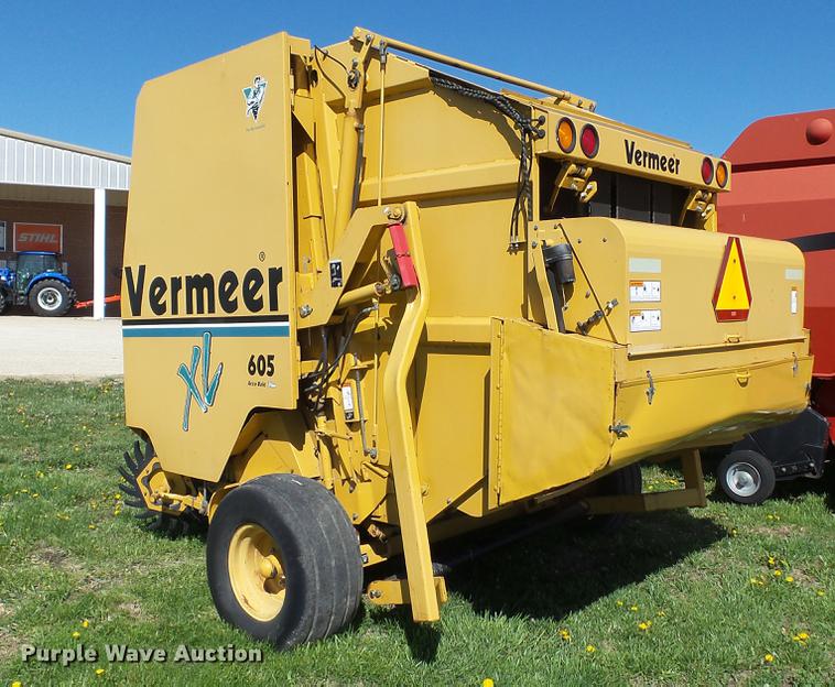 image for item DC4213 2001 Vermeer 605XL round baler