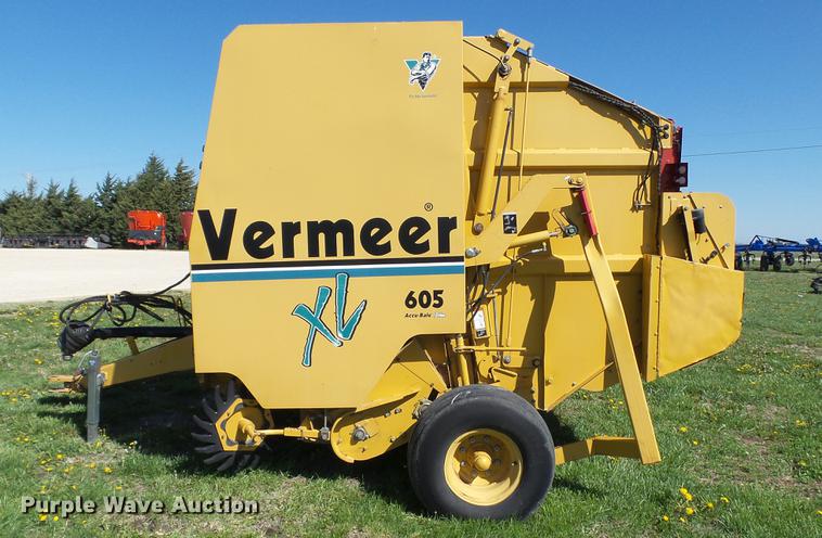 image for item DC4213 2001 Vermeer 605XL round baler