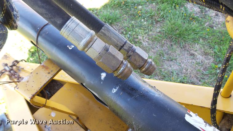 image for item DC4213 2001 Vermeer 605XL round baler