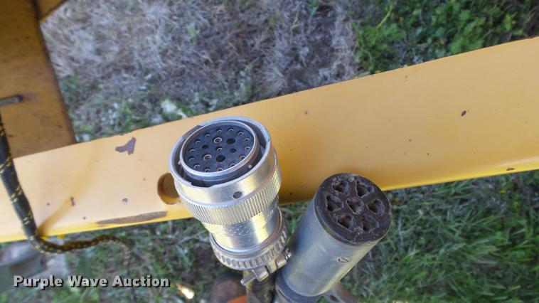 image for item DC4213 2001 Vermeer 605XL round baler