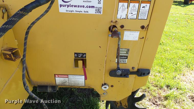 image for item DC4213 2001 Vermeer 605XL round baler