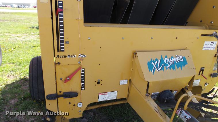 image for item DC4213 2001 Vermeer 605XL round baler