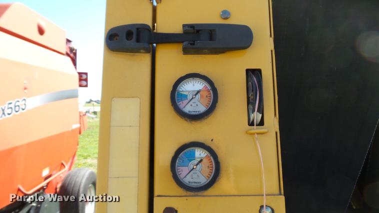 image for item DC4213 2001 Vermeer 605XL round baler