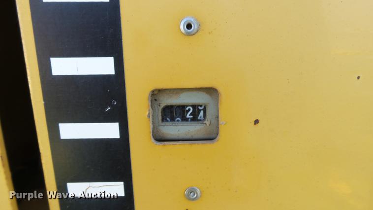 image for item DC4213 2001 Vermeer 605XL round baler