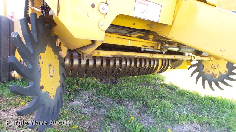 image for item DC4213 2001 Vermeer 605XL round baler