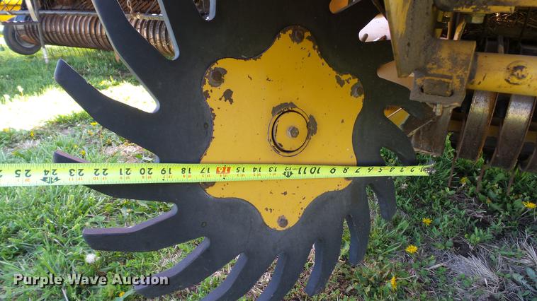 image for item DC4213 2001 Vermeer 605XL round baler