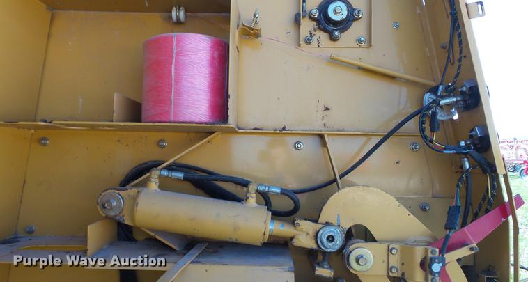 image for item DC4213 2001 Vermeer 605XL round baler