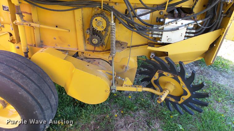 image for item DC4213 2001 Vermeer 605XL round baler