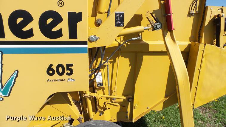 image for item DC4213 2001 Vermeer 605XL round baler