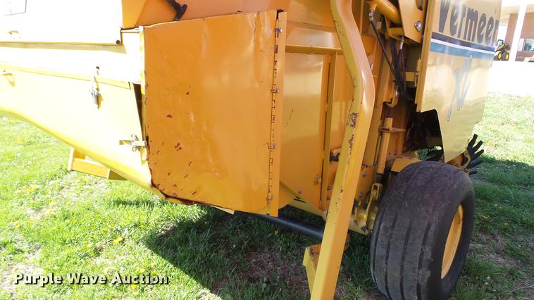image for item DC4213 2001 Vermeer 605XL round baler