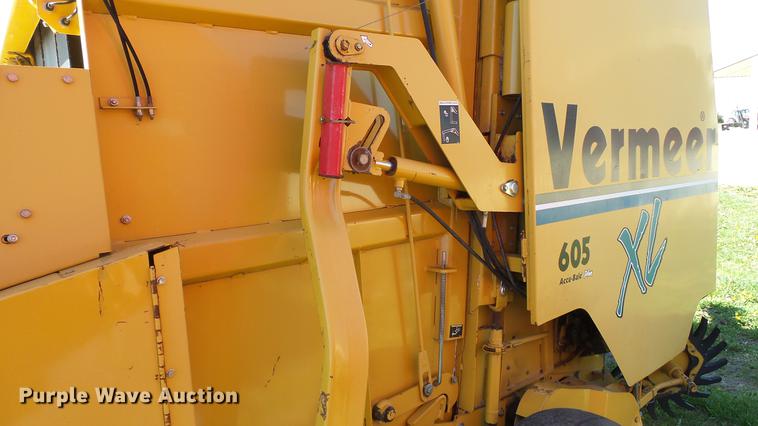 image for item DC4213 2001 Vermeer 605XL round baler