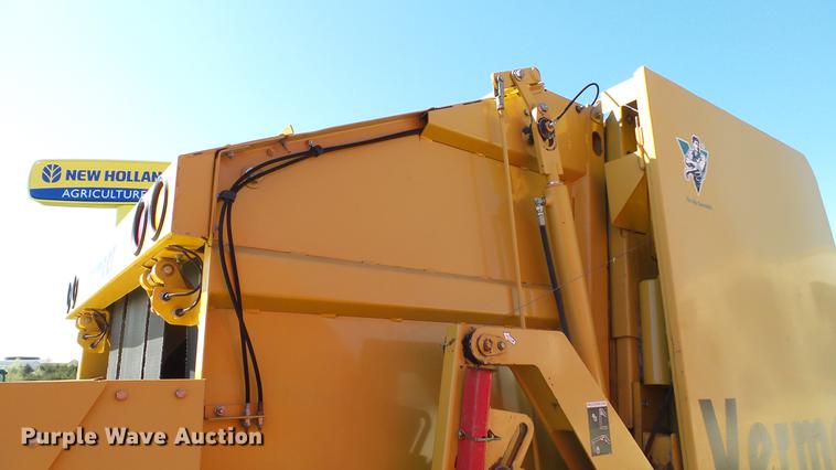 image for item DC4213 2001 Vermeer 605XL round baler