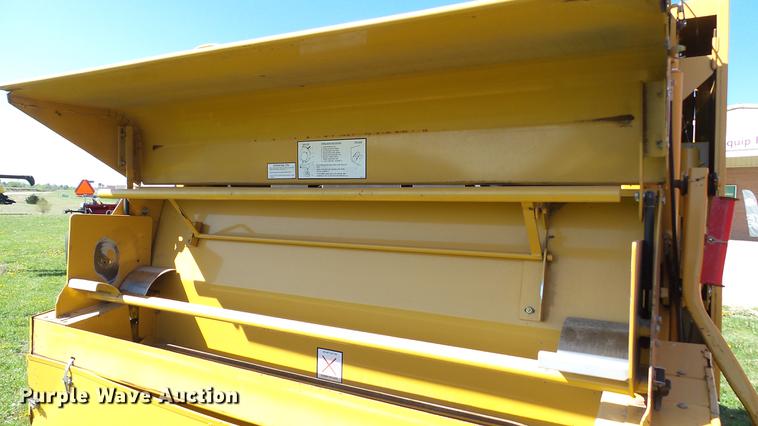 image for item DC4213 2001 Vermeer 605XL round baler