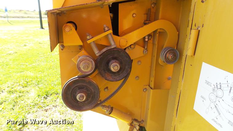 image for item DC4213 2001 Vermeer 605XL round baler