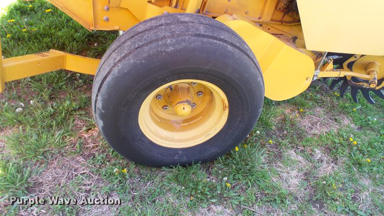 image for item DC4213 2001 Vermeer 605XL round baler