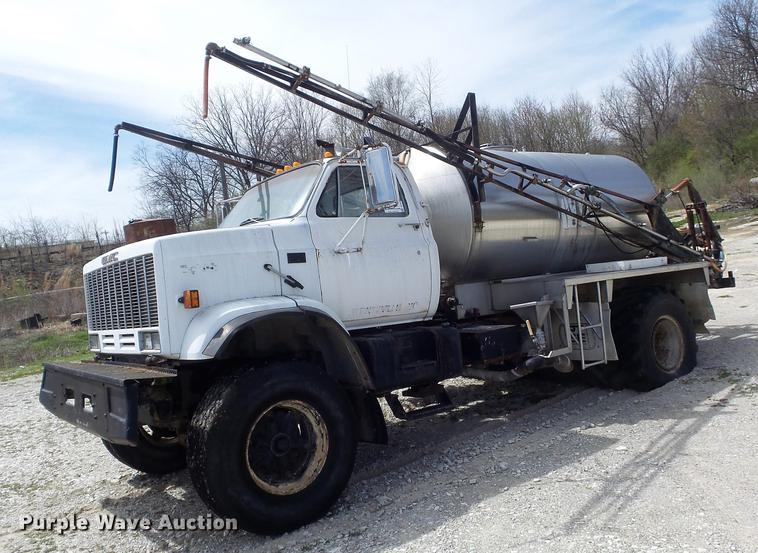 image for item DC7339 1989 GMC TopKick 7000 applicator truck