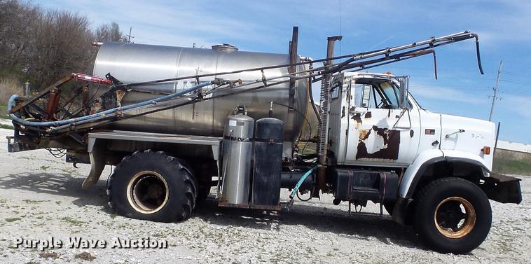 image for item DC7339 1989 GMC TopKick 7000 applicator truck