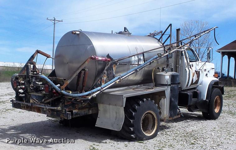 image for item DC7339 1989 GMC TopKick 7000 applicator truck