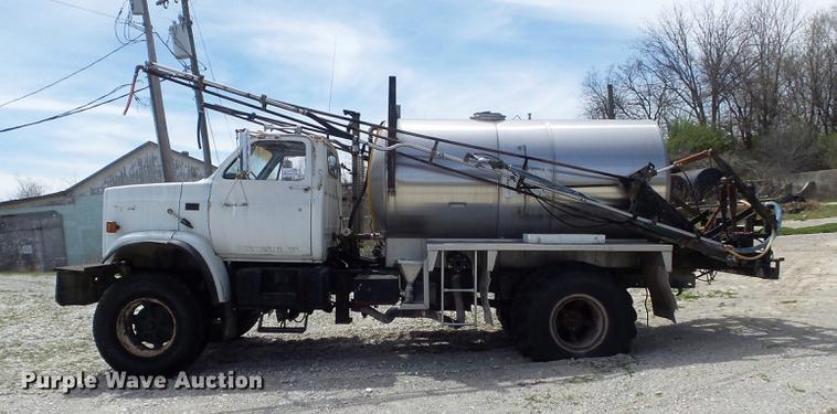 image for item DC7339 1989 GMC TopKick 7000 applicator truck