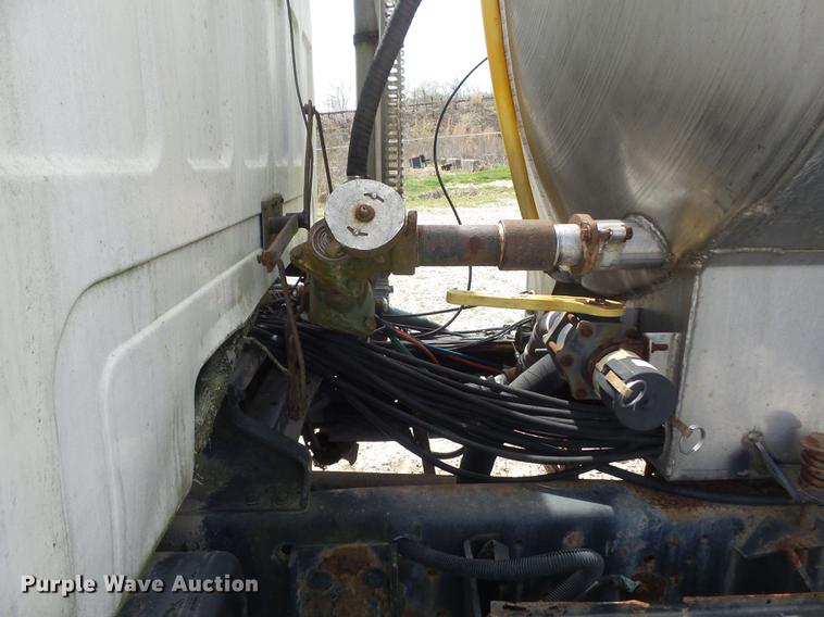 image for item DC7339 1989 GMC TopKick 7000 applicator truck