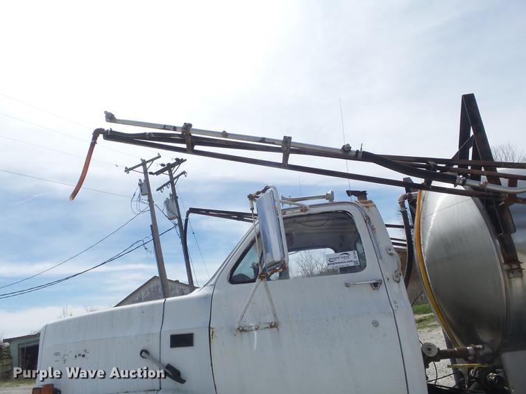 image for item DC7339 1989 GMC TopKick 7000 applicator truck