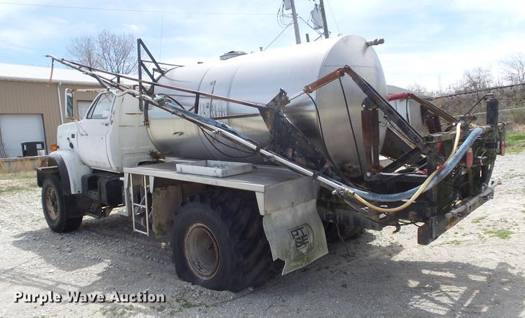 image for item DC7339 1989 GMC TopKick 7000 applicator truck