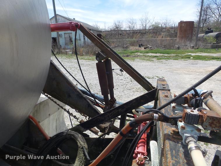 image for item DC7339 1989 GMC TopKick 7000 applicator truck