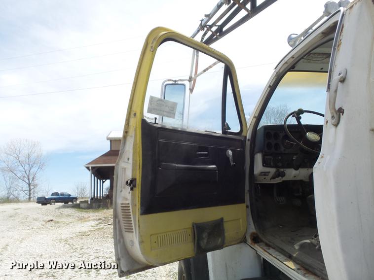 image for item DC7339 1989 GMC TopKick 7000 applicator truck