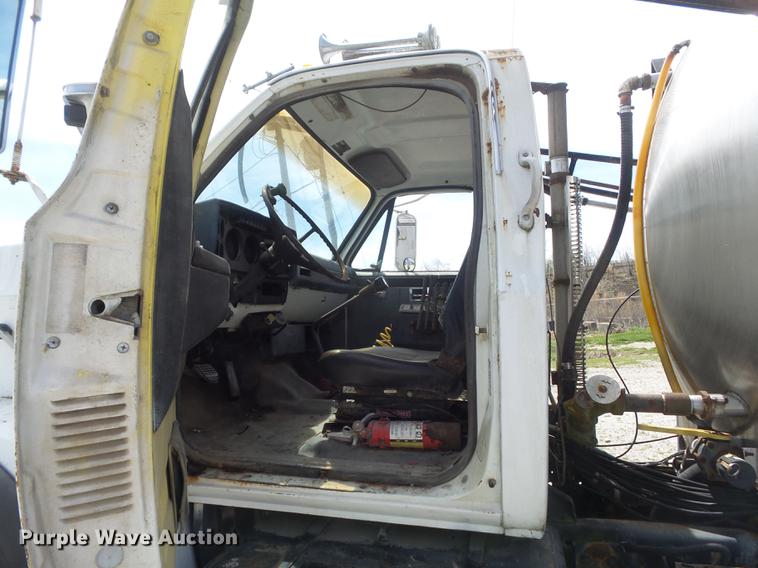 image for item DC7339 1989 GMC TopKick 7000 applicator truck
