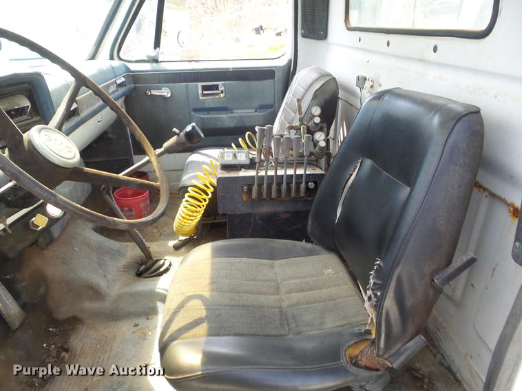 image for item DC7339 1989 GMC TopKick 7000 applicator truck