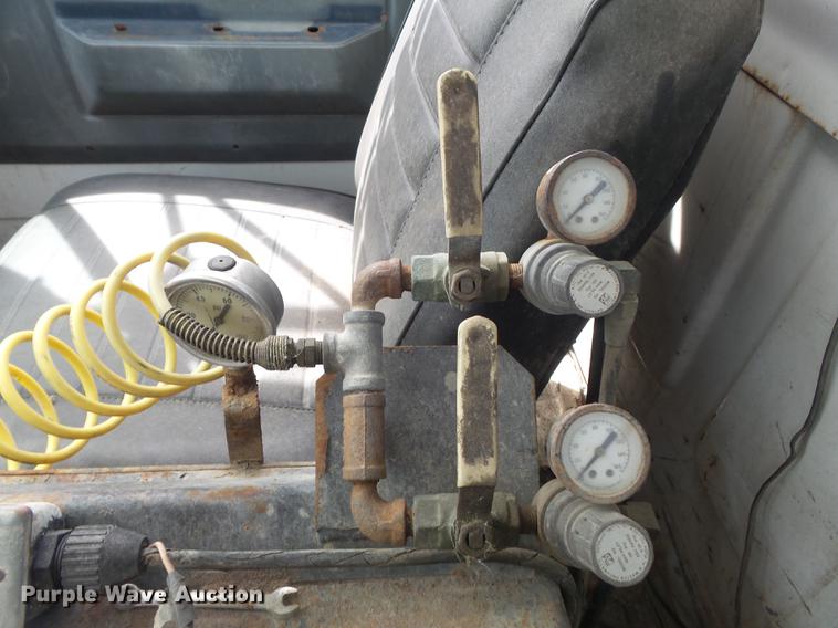 image for item DC7339 1989 GMC TopKick 7000 applicator truck