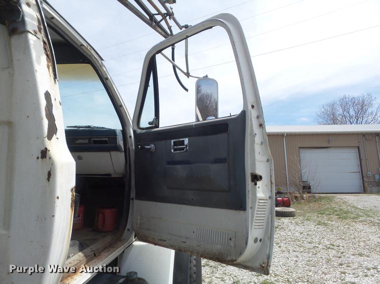 image for item DC7339 1989 GMC TopKick 7000 applicator truck