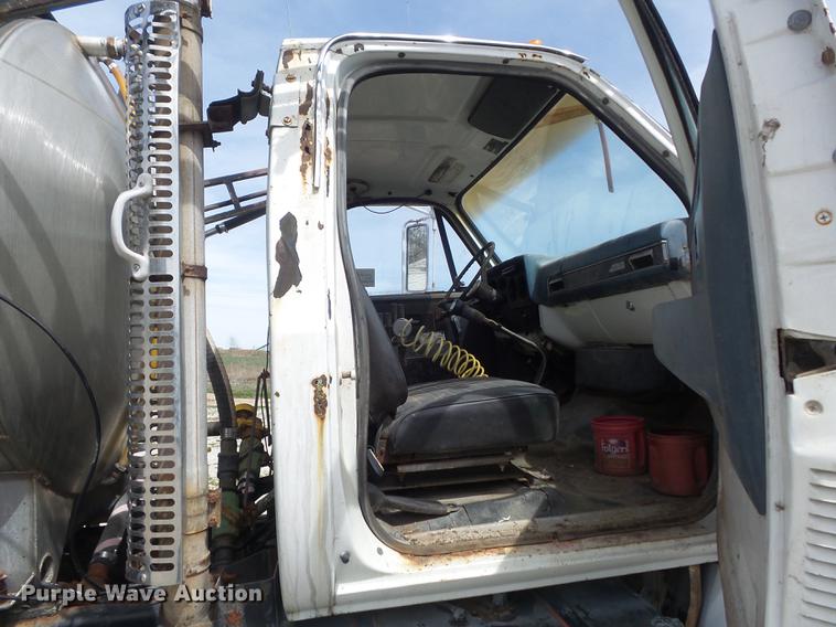 image for item DC7339 1989 GMC TopKick 7000 applicator truck