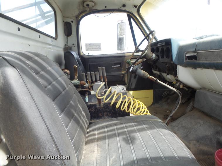 image for item DC7339 1989 GMC TopKick 7000 applicator truck