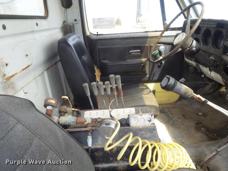 image for item DC7339 1989 GMC TopKick 7000 applicator truck