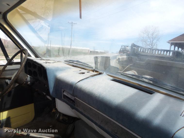 image for item DC7339 1989 GMC TopKick 7000 applicator truck