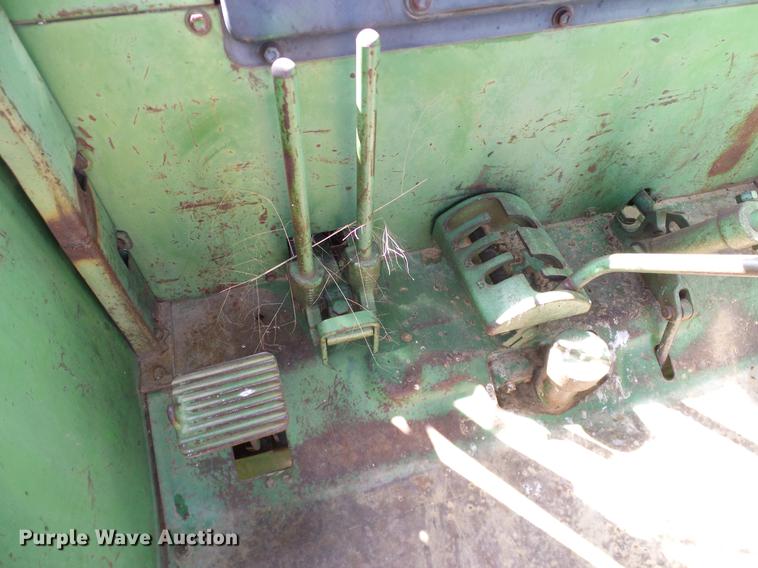 image for item DD1263 1958 John Deere 820 tractor