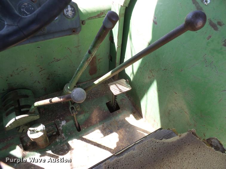 image for item DD1263 1958 John Deere 820 tractor