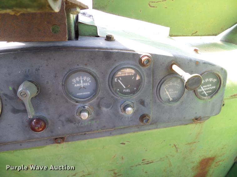 image for item DD1263 1958 John Deere 820 tractor