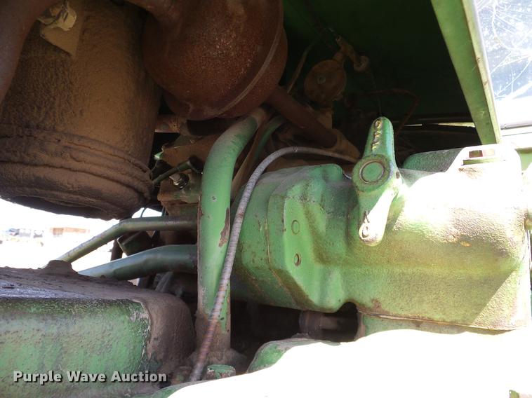 image for item DD1263 1958 John Deere 820 tractor